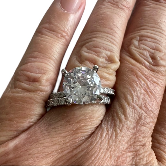 Sterling Silver Zircon Solitaire Wedding Ring Set (2 Rings) - Picture 2 of 15